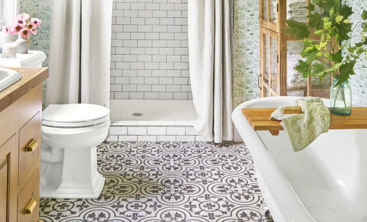 combinacion de azulejos en un baño clasico